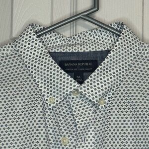 Banana Republic Men's White and Black Patterned Shirt